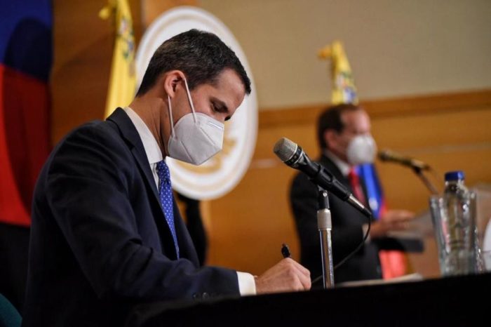 Juan Guaidó firma acuerdo para importar vacunas mediante el mecanismo Covax gobierno interino Monómeros