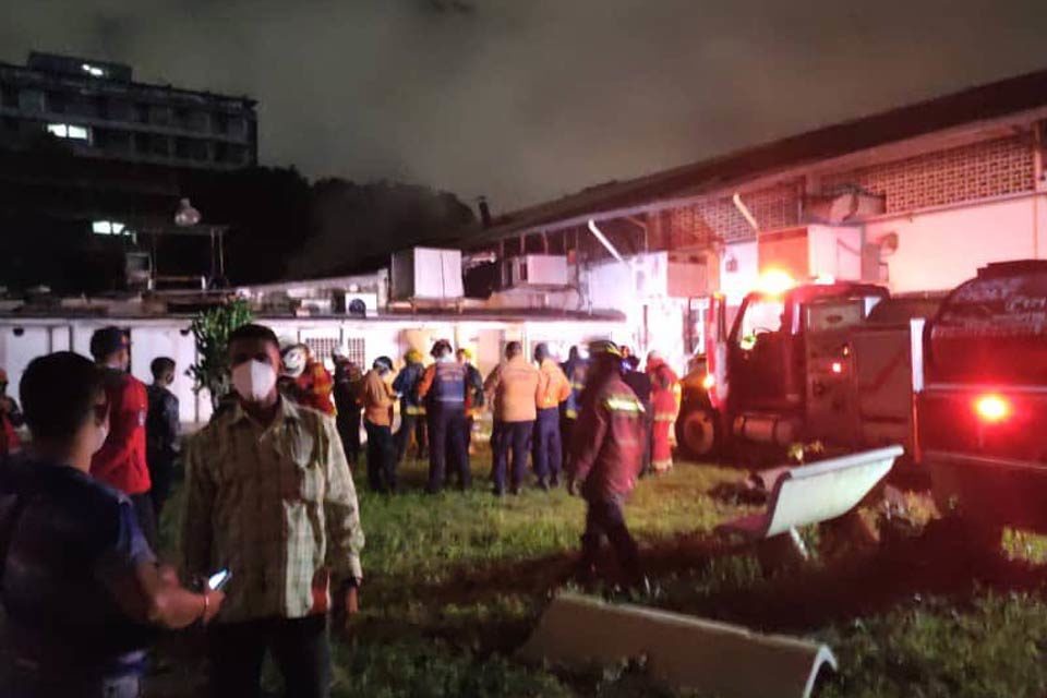 Bomberos controlan incendio en la UCV