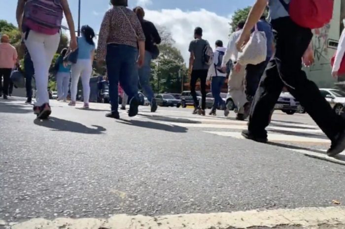 gente caminando Venezuela venezolanos