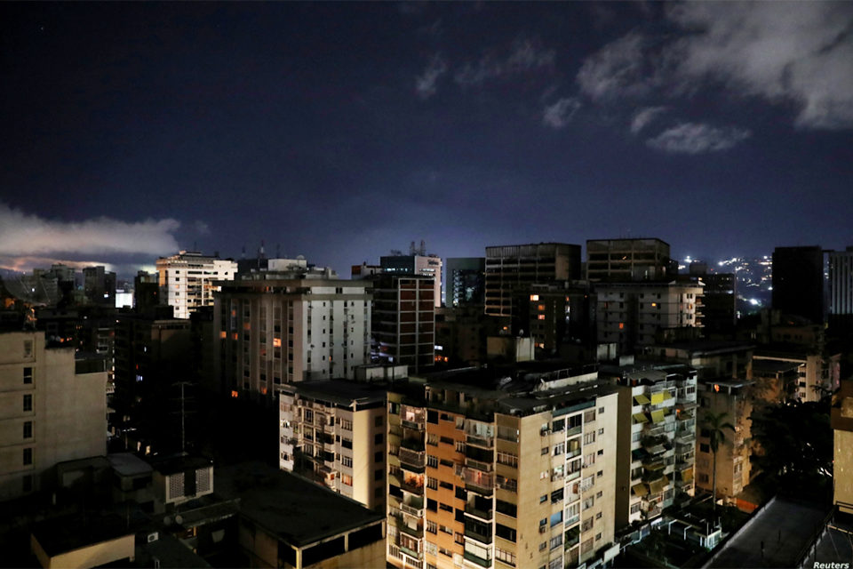 Reportan apagones y fluctuaciones eléctricas en varios estados y Caracas  este #18Ene - Runrun