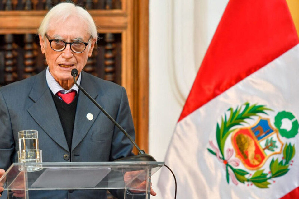Canciller de Perú, Héctor Béjar, renunció al cargo