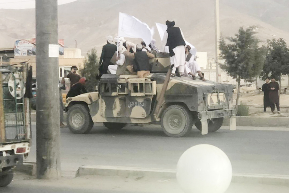 Presidente de Afganistán huye del país tras llegada de talibanes a Kabul