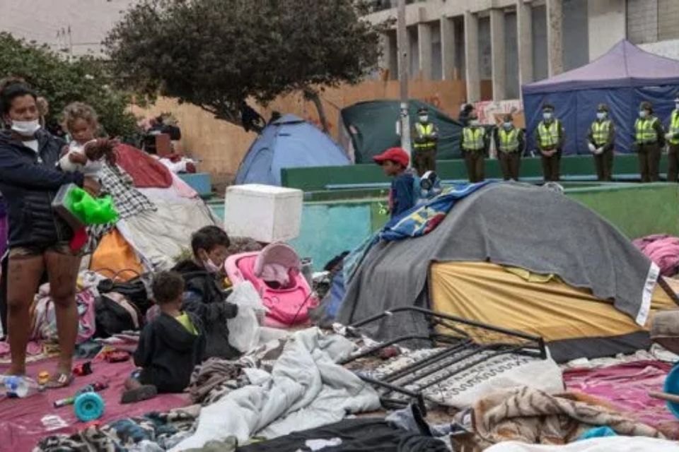 Desalojan a migrantes en Chile