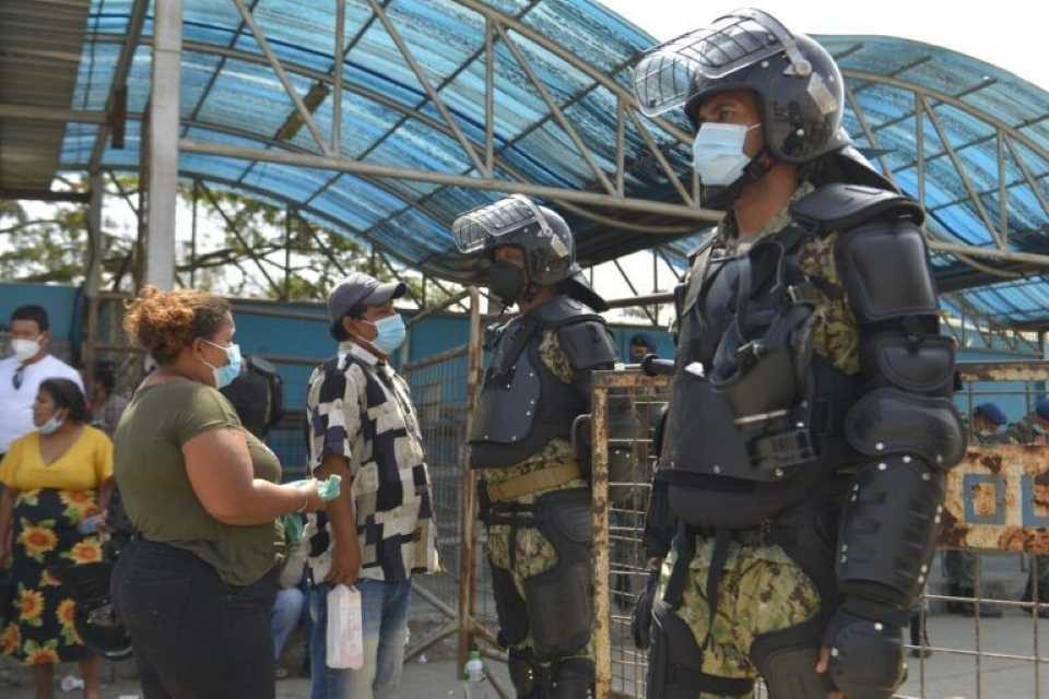 Policía y militares toman cárcel de Guayaquil tras masacre de 118 reos