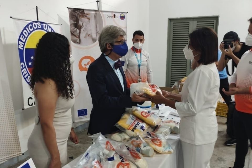 Unión Europea entrega kits de bioseguridad