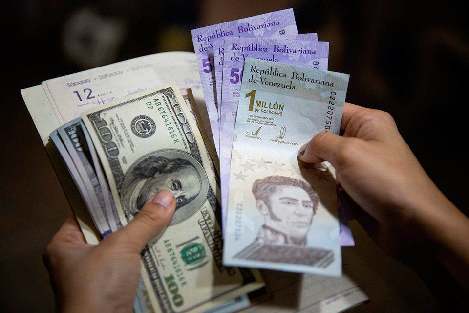 Venezuela economía bolívar dólar moneda sueldo - aumento - salario - dólar paralelo