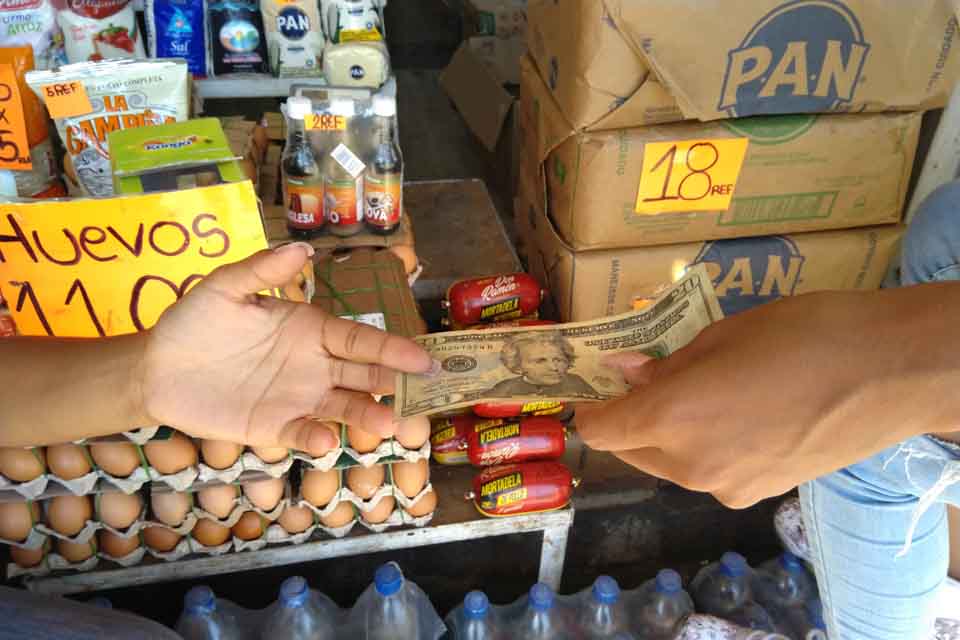 Dinero bolsillo gente compras caracas