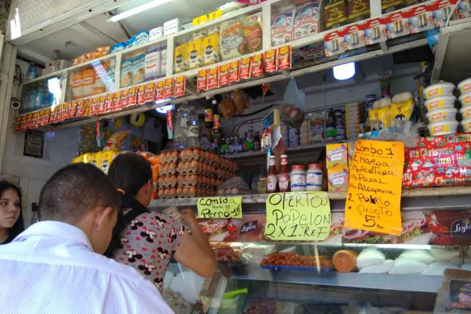 precios Gente en la calle mercado Caracas economía bolsillo (1) dólares