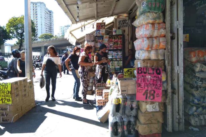 Gente en la calle mercado Caracas economía bolsillo (2) Venezuela