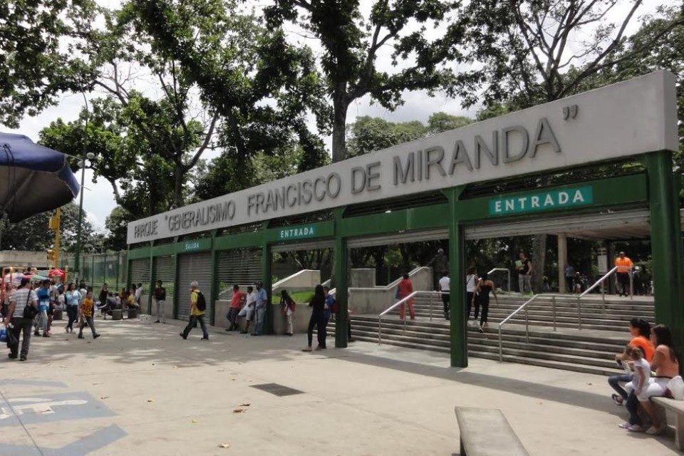 Los-horarios-y-precios-del-parque-Generalísimo-Francisco-de-Miranda-o-Parque-del-Este.-Entrada-principal-del-Parque-de-Este