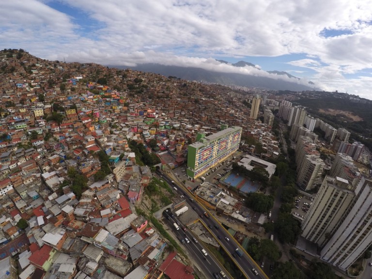  Vista aérea de la Unidad de Vivienda Cerro Grande, El Valle. Caracas2015. Archivo Prodavinci