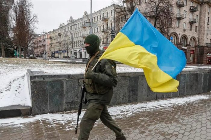 Ucrania bandera soldado