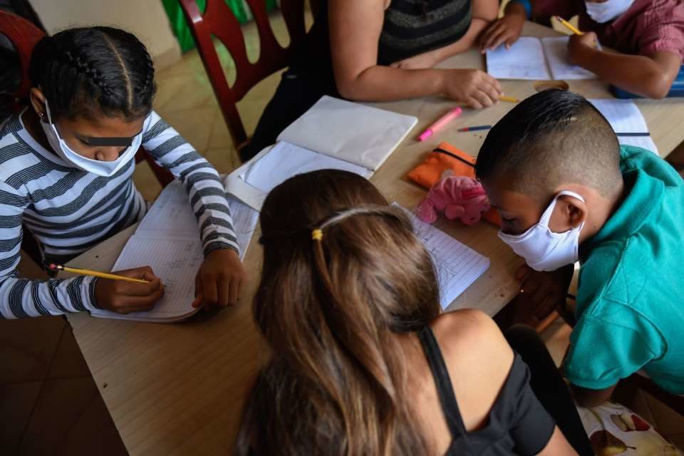 25% de niños venezolanos en Perú no van a la escuela y sufren discriminación