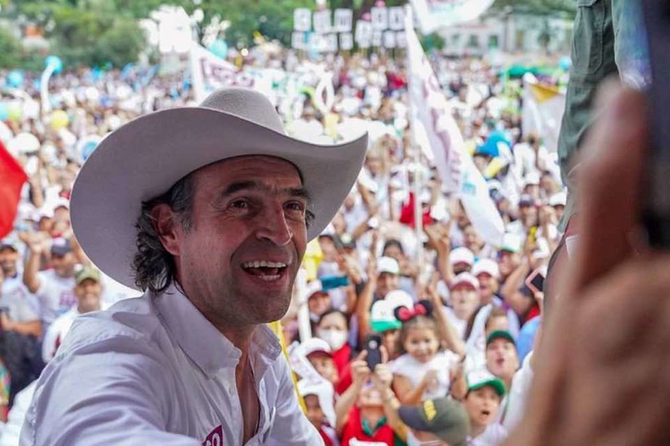 "Fico" Gutiérrez denuncia infiltración de su campaña con un venezolano y apunta a Petro
