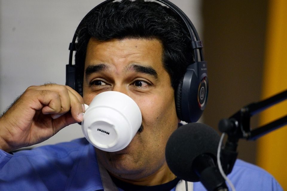 Maduro bebiendo café
