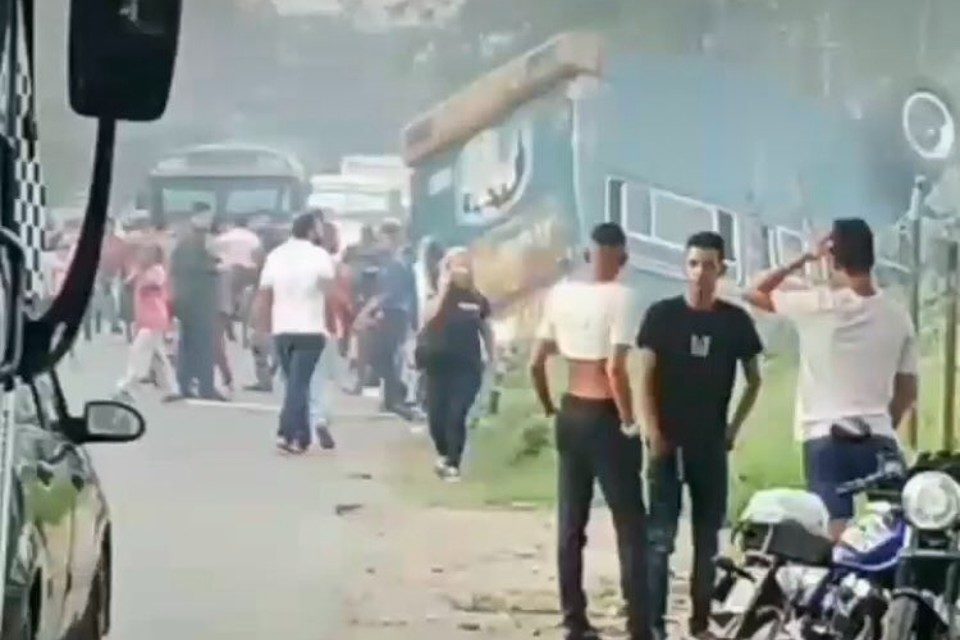 Más de 17 personas resultaron heridas tras vuelco de autobús en estado Carabobo
