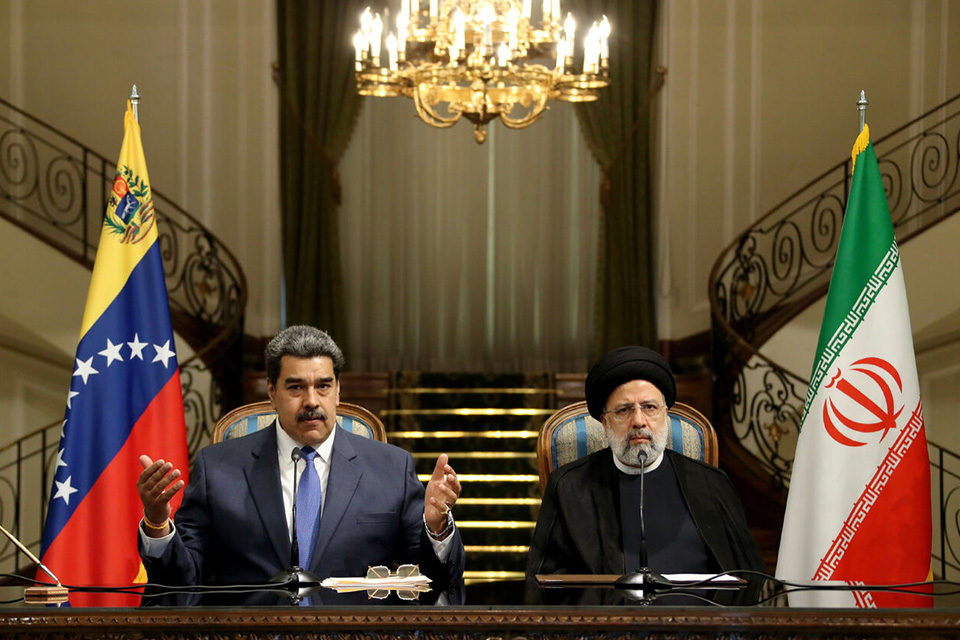 Maduro firma nuevo acuerdo con Irán
