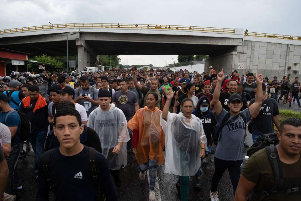 Venezolanos cantan himno nacional en caravana migrante en M xico