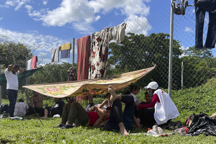 Migrantes venezolanos por el Darién