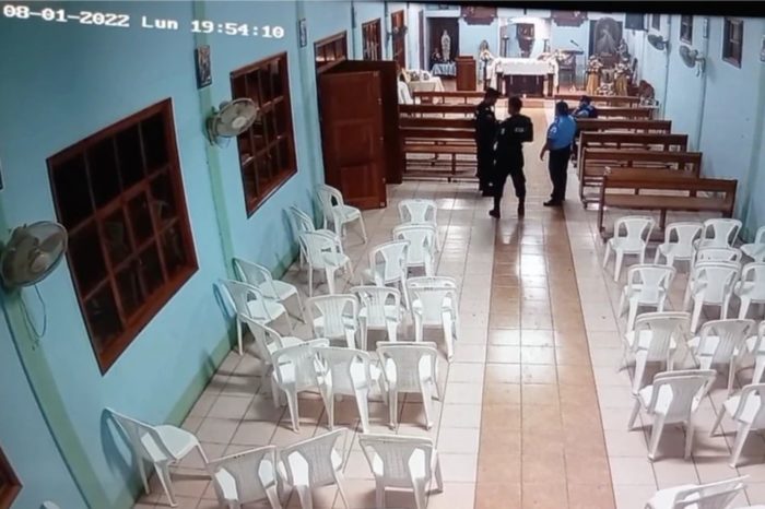 Iglesia Nicaragua policía radios