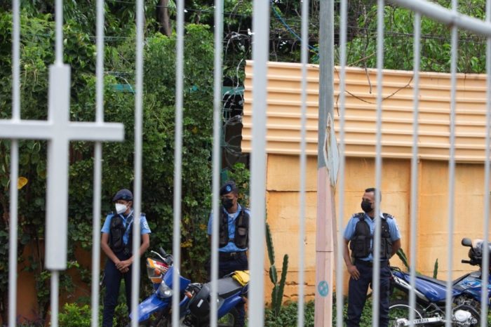 Nicaragua policia custodia iglesia archivo VOA Reuters
