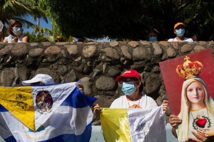 Peregrinos bandera virgen de fatima Nicaragua Reuters VOA