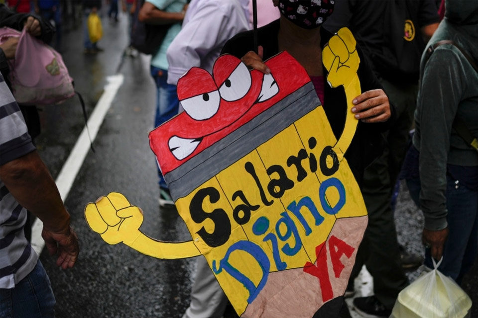 Venezuela no está preparada para indexar el salario al dólar, advierten analistas