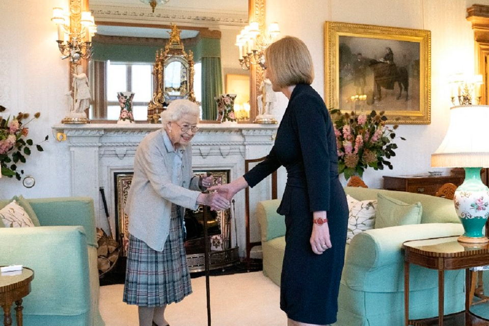 La reina Isabel II encarga formar gobierno a Liz Truss
