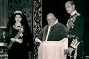Reina Isabel II junto al Papa Juan XXIII
