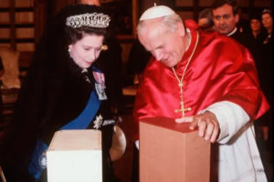 Reina Isabel II junto al Papa Juan Pablo II