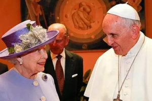 Reina Isabel II junto al Papa Francisco