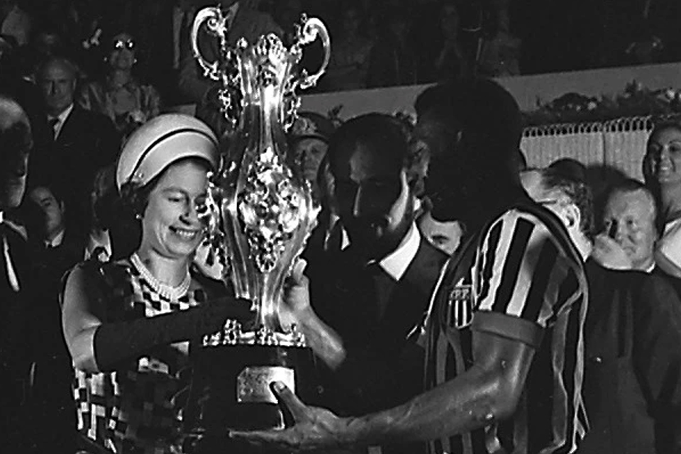 La reina Isabel II le entrega un trofeo a Pelé tras un partido en el Maracaná
