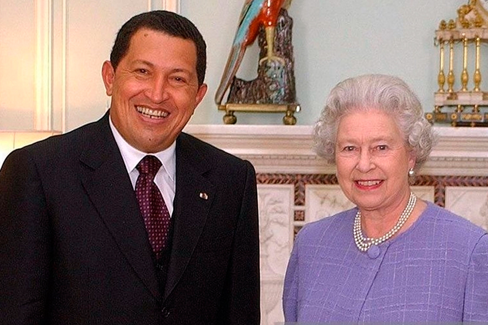 Reina Isabel II y Hugo Chávez en Buckingham