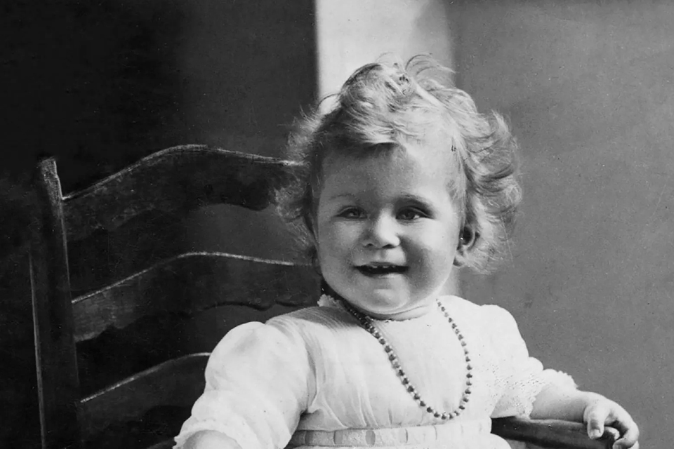 Retrato de la reina Isabel en junio de 1927.