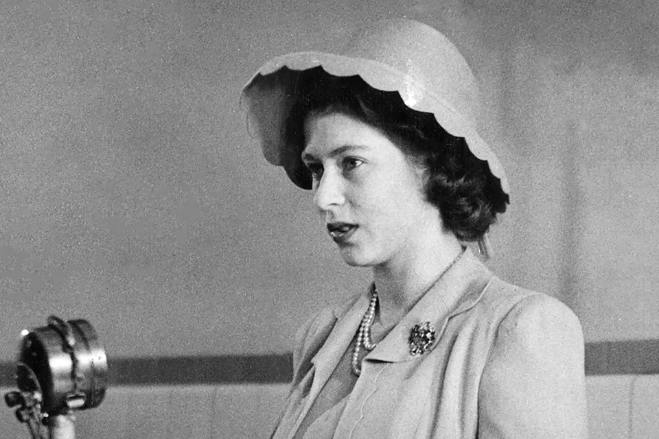 La reina Isabel II en mayo de 1944, frente a su primer discurso en solitario durante la Segunda Guerra Mundial.