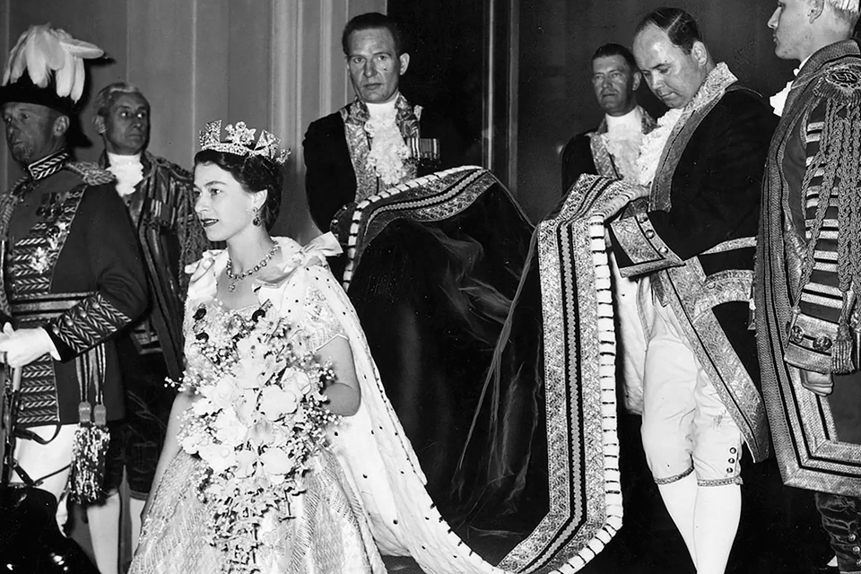 La reina Isabel II saliendo del Palacio de Buckingham para su coronación, en la Abadía de Westminster, en Londres.