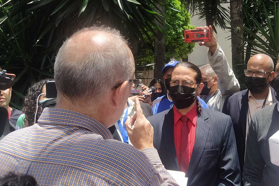 Public workers took the former Chavista Avenida Baralt to confront the TSJ