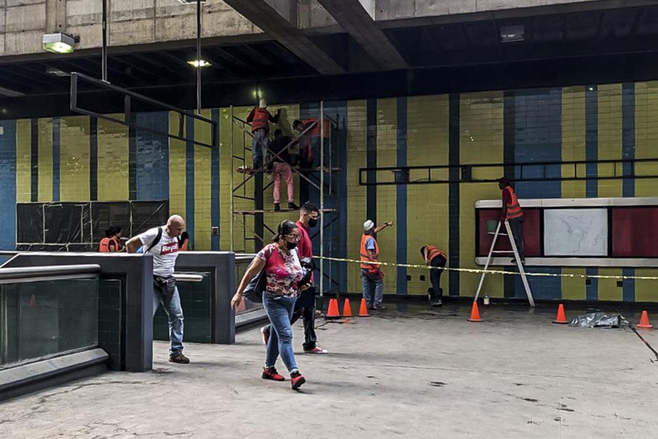 El Metro continúa en ruinas por Juan D Villa Romero