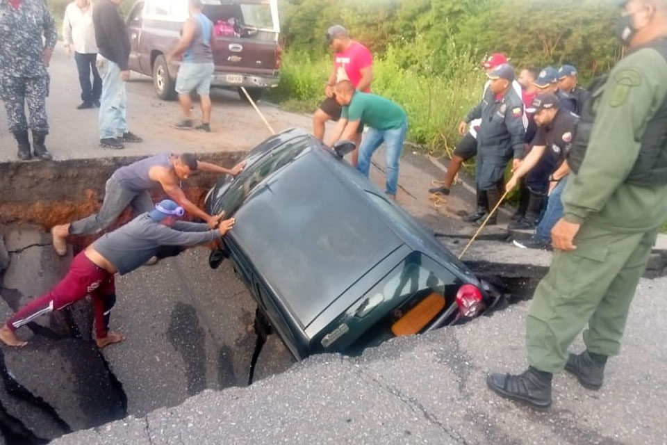 Carreteras en el interior del país colapsan por lluvias