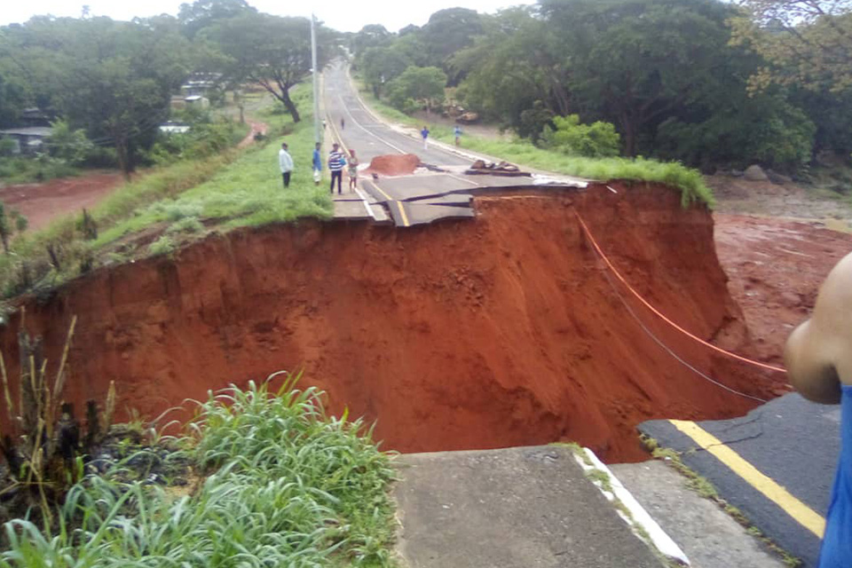 Puente Que Se Cay En Ciudad Bol Var Cost Casi Mil