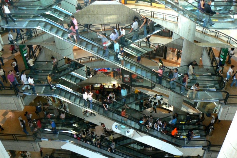 Desigualdad y poco consumo, pero innovación: centros comerciales son un reflejo del país
