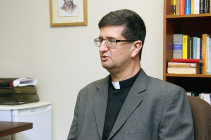 Padre Arturo Peraza SJ