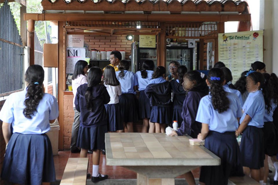 Grupo De Estudiantes Que Tienen Comida En Cantina De La