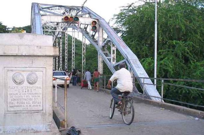 Puente La Unión frontera niña Colombia - an