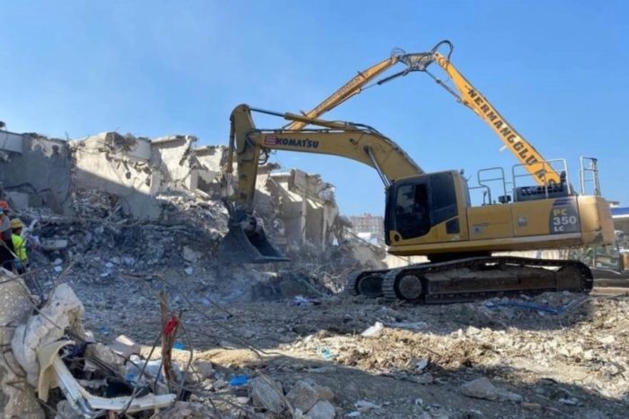 buldozer sismo Turquía escombros