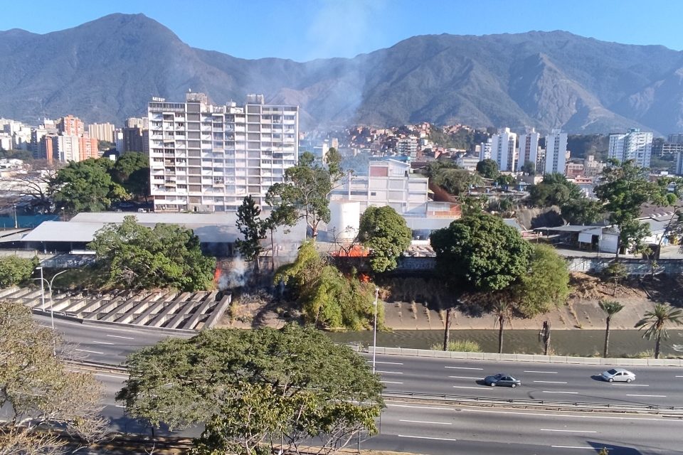 incendio Guaire Petare Cartones de Venezuela 21.02.23