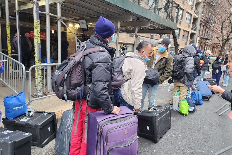 Migrantes Reci N Llegados A Nueva York Pasan Noche A La Intemperie