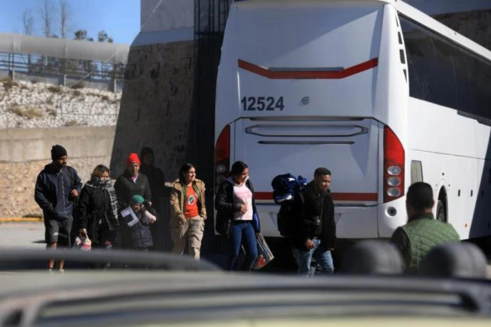 México otorga tarjetas de visitante a migrantes víctimas de secuestro de autobús