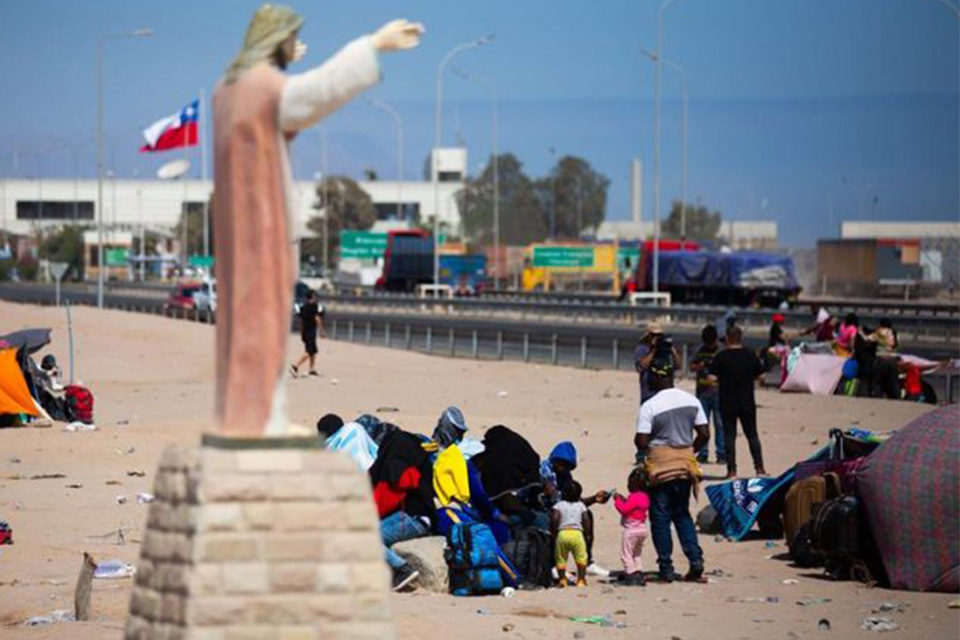 Migrantes varados entre Chile y Perú