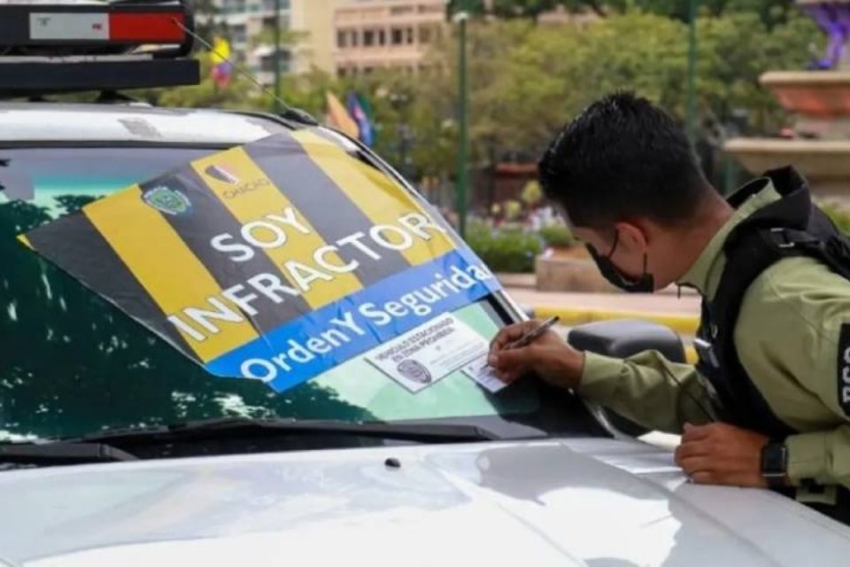 Policia de Chacao multa